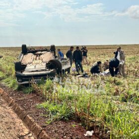 Motorista capota carro com produtos contrabandeados ao fugir da polícia na PR-317 Foto 1 Fotos de Motorista capota carro com produtos contrabandeados ao fugir da polícia na PR-317
