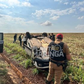 Fotos de Motorista capota carro com produtos contrabandeados ao fugir da polícia na PR-317