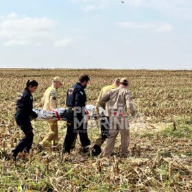 Fotos de Motorista capota carro com produtos contrabandeados ao fugir da polícia na PR-317