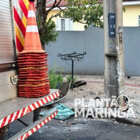 Motorista perde controle de carro e bate em poste em Maringá; vídeo mostra momento do acidente Foto 1 Fotos de Motorista perde controle de carro e bate em poste em Maringá; vídeo mostra momento do acidente