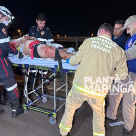 Fotos de Vídeo mostra carro contramão atingido moto e deixando motociclista em estado grave em Maringá