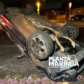 Fotos de Motorista com suspeita de embriaguez capota carro após bater em árvore em Maringá