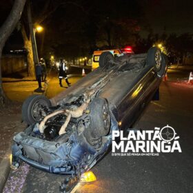 Fotos de Motorista com suspeita de embriaguez capota carro após bater em árvore em Maringá