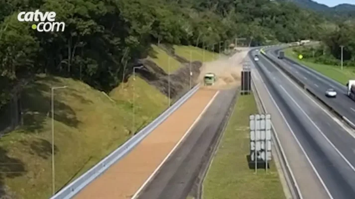 Caminhão carregado com açúcar usa área de escape na BR 277 após pane nos freios; assista Foto 1 Fotos de Caminhão carregado com açúcar usa área de escape na BR 277 após pane nos freios; assista