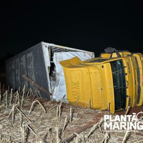 Fotos de Caminhão com carga de açúcar tomba em Maringá