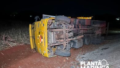 Fotos de Caminhão com carga de açúcar tomba em Maringá