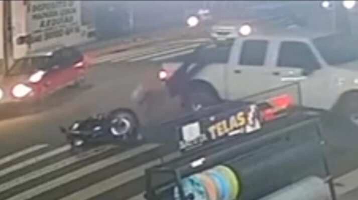 Caminhonete avança preferencial e provoca acidente em Maringá Foto 1 Fotos de Caminhonete avança preferencial e provoca acidente em Maringá