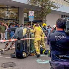 Fotos de Carro capota após colisão em cruzamento no centro de Maringá