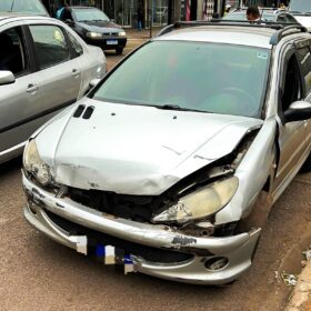 Fotos de Carro capota após colisão em cruzamento no centro de Maringá