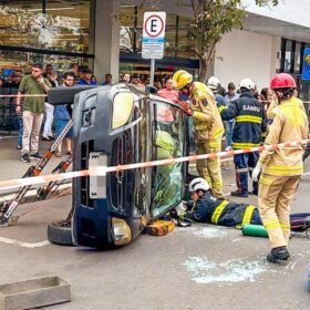 Carro capota após colisão em cruzamento no centro de Maringá Foto 1 Fotos de Carro capota após colisão em cruzamento no centro de Maringá