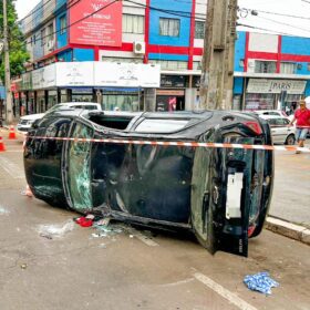 Fotos de Carro capota após colisão em cruzamento no centro de Maringá