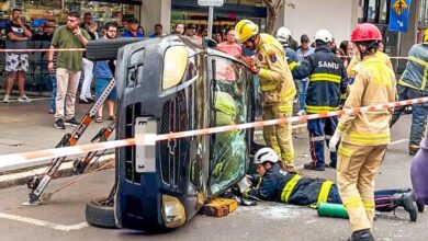 Fotos de Carro capota após colisão em cruzamento no centro de Maringá