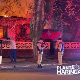 Fotos de Duas casas são destruídas pelo fogo após morador trocar lâmpada em Maringá; VÍDEO