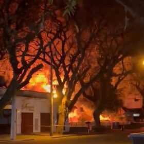 Duas casas são destruídas pelo fogo após morador trocar lâmpada em Maringá; VÍDEO Foto 1 Fotos de Duas casas são destruídas pelo fogo após morador trocar lâmpada em Maringá; VÍDEO