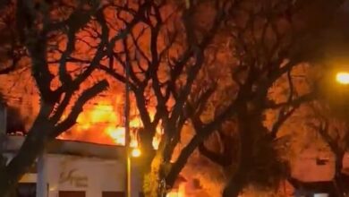 Fotos de Duas casas são destruídas pelo fogo após morador trocar lâmpada em Maringá; VÍDEO