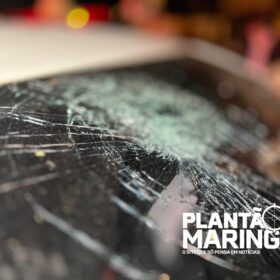 Fotos de Duas pessoas ficam feridas após carro bater em árvore em Maringá 