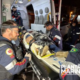 Enquanto aguardava atendimento após sofrer acidente de moto, mulher é atropelada por carro que capotou em um segundo acidente em Maringá - Veja o vídeo Foto 1 Fotos de Enquanto aguardava atendimento após sofrer acidente de moto, mulher é atropelada por carro que capotou em um segundo acidente em Maringá - Veja o vídeo