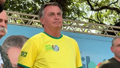 Fotos de Ex-presidente Jair Bolsonaro participa de ato público lotado no Parque de Exposições em Maringá