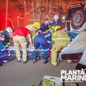 Fotos de Homem é socorrido após capotamento de veículo no Contorno Norte em Maringá