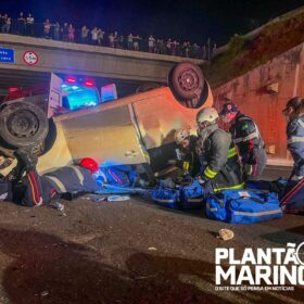 Fotos de Homem é socorrido após capotamento de veículo no Contorno Norte em Maringá