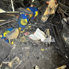 Kombi fica destruída em incêndio em Sarandi, mas bíblia fica quase que intacta Foto 2 Fotos de Kombi fica destruída em incêndio em Sarandi, mas bíblia fica quase que intacta