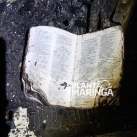 Kombi fica destruída em incêndio em Sarandi, mas bíblia fica quase que intacta Foto 1 Fotos de Kombi fica destruída em incêndio em Sarandi, mas bíblia fica quase que intacta