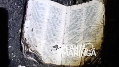 Fotos de Kombi fica destruída em incêndio em Sarandi, mas bíblia fica quase que intacta