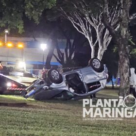 Fotos de Motorista perde controle, invade rotatória e capota com carro em Maringá 