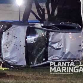 Fotos de Motorista perde controle, invade rotatória e capota com carro em Maringá 