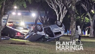 Fotos de Motorista perde controle, invade rotatória e capota com carro em Maringá 