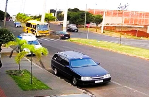 Fotos de Ônibus de transporte escolar de Sarandi se envolve em acidente em Maringá; VÍDEO