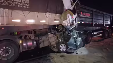 Fotos de Carro é esmagado por carretas no Paraná, seis pessoas morreram