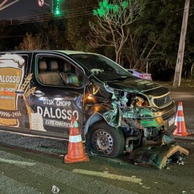 Câmera registra acidente seguido de capotamento em Maringá  Foto 3 Fotos de Câmera registra acidente seguido de capotamento em Maringá