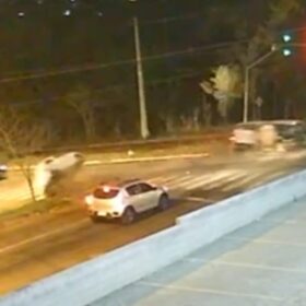 Câmera registra acidente seguido de capotamento em Maringá  Foto 5 Fotos de Câmera registra acidente seguido de capotamento em Maringá