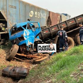 Fotos de Caminhão é destruído em colisão com trem em Sarandi; motorista sobrevive com ferimentos moderados
