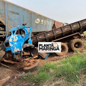 Fotos de Caminhão é destruído em colisão com trem em Sarandi; motorista sobrevive com ferimentos moderados