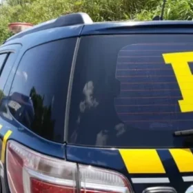 Carro e caminhão batem de lado, motorista é ejetado e morre na região de Maringá Foto 1 Fotos de Carro e caminhão batem de lado, motorista é ejetado e morre na região de Maringá