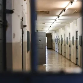 Fotos de Guarda prisional é condenado por receber ‘agrados’ de mulher de detento para conceder regalias no Paraná