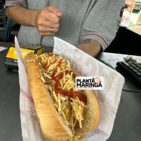 Empresa distribui 3 mil cachorros-quentes gratuitamente em Maringá Foto 2 Fotos de Empresa distribui 3 mil cachorros-quentes gratuitamente em Maringá