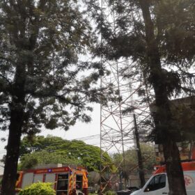 Fotos de Homem passa mal durante trabalho em manutenção de torre em Maringá e é resgatado pelos Bombeiros