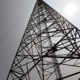 Fotos de Homem passa mal durante trabalho em manutenção de torre em Maringá e é resgatado pelos Bombeiros