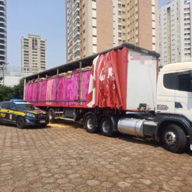 Mais uma carreta com cigarros é apreendida pela PRF em Maringá Foto 1 Fotos de Mais uma carreta com cigarros é apreendida pela PRF em Maringá