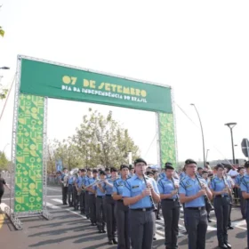 Milhares de pessoas acompanham o desfile em comemoração ao Dia do Independência do Brasil em Maringá Foto 1 Fotos de Milhares de pessoas acompanham o desfile em comemoração ao Dia do Independência do Brasil em Maringá
