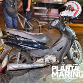 Fotos de Mulher em moto é socorrida com traumatismo craniano após queda de árvore em Maringá, outros cinco carros foram atingidos