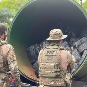 Fotos de PRF apreende caminhão pipa com 5 toneladas de maconha