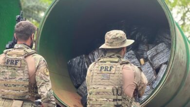 Fotos de PRF apreende caminhão pipa com 5 toneladas de maconha
