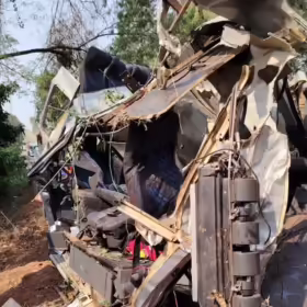 Quatro vítimas de acidente com van que saiu da pista, capotou e bateu em árvore no Paraná são identificadas Foto 9 Fotos de Quatro vítimas de acidente com van que saiu da pista, capotou e bateu em árvore no Paraná são identificadas