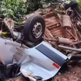 Quatro vítimas de acidente com van que saiu da pista, capotou e bateu em árvore no Paraná são identificadas Foto 8 Fotos de Quatro vítimas de acidente com van que saiu da pista, capotou e bateu em árvore no Paraná são identificadas