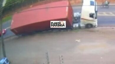 Fotos de Carreta cai em valeta e tomba no Contorno Sul em Maringá