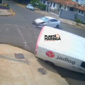 Fotos de Carro avança preferencial e causa acidente em Maringá